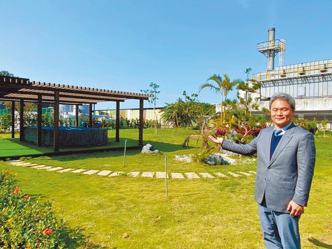 昶昕实业总经理陈彦亨介绍，大园厂内结合太阳能发电与循环再生净水池的「生态农场」。图／业者提供