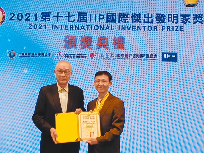 前副总统吴敦义（左）颁发国际杰出发明家终身成就奖予国立阳明交通大学光电工程系特聘教授暨研发长刘柏村（右）。图／谢易晏