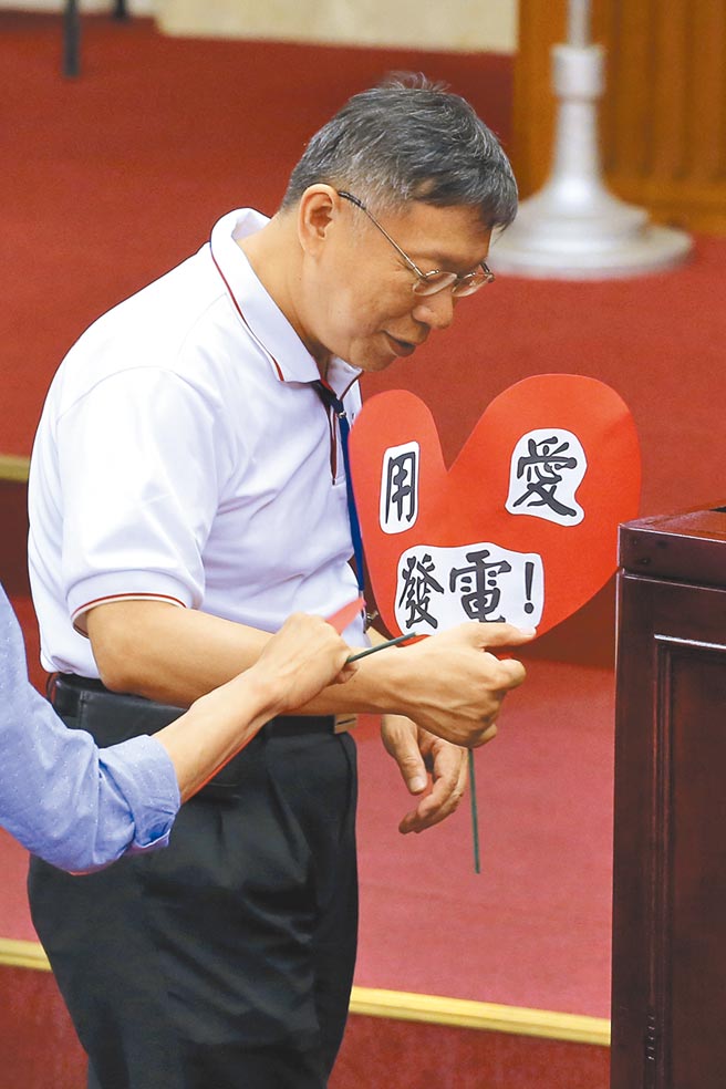 民进党推新竹县市合併，立院党团加紧作业，昨日已将《地方制度法》修正草案送出，预计立院本周五院会可付委审查。台北市长柯文哲呼吁，民进党别为了选举而选举，国家真的被民进党搞选举给搞垮了。（本报资料照片）