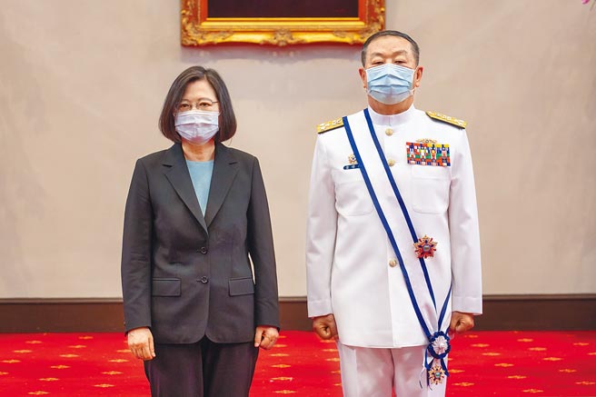 参谋总长任期届龄可延长1年的条款，本来是为前参谋总长黄曙光延任舖的路，但黄拒绝，提案于是冻住，现在成了烫手山芋。图为前参谋总长黄曙光（右）6月届龄退休未再延任，蔡英文总统颁发二等宝鼎勋章。（总统府提供）