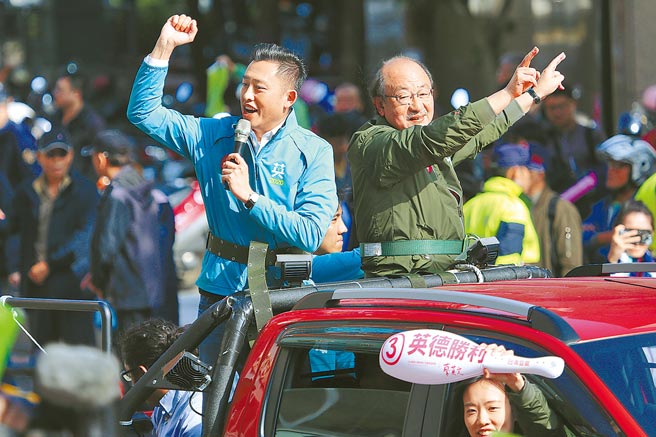 民進黨立院黨團總召柯建銘（右）推動大新竹合併，提出《地制法》修正案，被指是替子弟兵林智堅（左）鋪路。（本報資料照片）