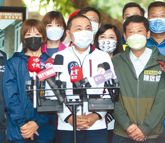 四大公投结束，蔡英文总统即召集高层讨论县市合併等问题，拟修改《地方制度法》。新北市长侯友宜（前中）20日视察新北高中以下学校电力改善工程受访表示，薪水、物价、经济、防疫才是人民最急迫需要解决的问题，执政党其实搞错了方向。（陈怡诚摄）