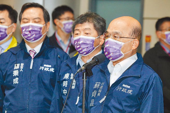 行政院长苏贞昌（右一）20日前往桃园国际机场视察边境防疫作为，对于有媒体提问大新竹合併升格问题，苏贞昌表示「总统已经有明确的指示」。（陈麒全摄）