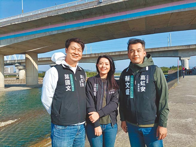 有意参选新竹市长的民眾党立委高虹安（中）表示，《地制法》确实有检讨必要，但绝非如此仓促行事，为林智坚的政治前途做精算。（本报资料照片）