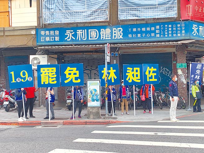 台北市議員鍾小平20日率工作人員前往萬華路口宣傳罷昶，他認為只要藍白合作就能拉下立委林昶佐。（台北市議員鍾小平研究室提供／張立勳台北傳真）