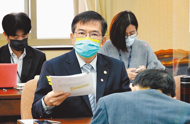 交通部11月提出县政中心南侧350公尺的「折衷站」，成高铁宜兰站第五案，交通部长王国材20日表示，高铁延伸宜兰综合规划案于2019年委托顾问公司进行，所以已经进行两年多，只是尾端选址仍须讨论，并在最后2个月确定选址、将与台铁宜兰新站平行共构。（陈信翰摄）