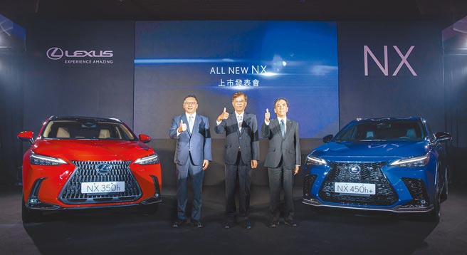 和泰汽车发表全新第二代LEXUS NX，左起为和泰车总经理苏纯兴、董事长黄南光、执行副总经理长沼一生。（黄琮渊摄）