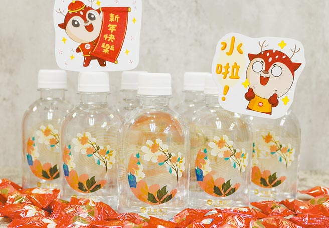 永丰银以取自故宫典藏画作「清恽寿平王翚花卉山水合册」的牡丹花设计虎年发财水。（永丰提供）