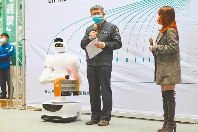 台北熊好券20日开放第2波意愿登记，造成台北通APP一度当机，市长柯文哲（右二）表示，台北通太成功了，用的人很多，超出原来伺服器的设定。（张立勋摄）