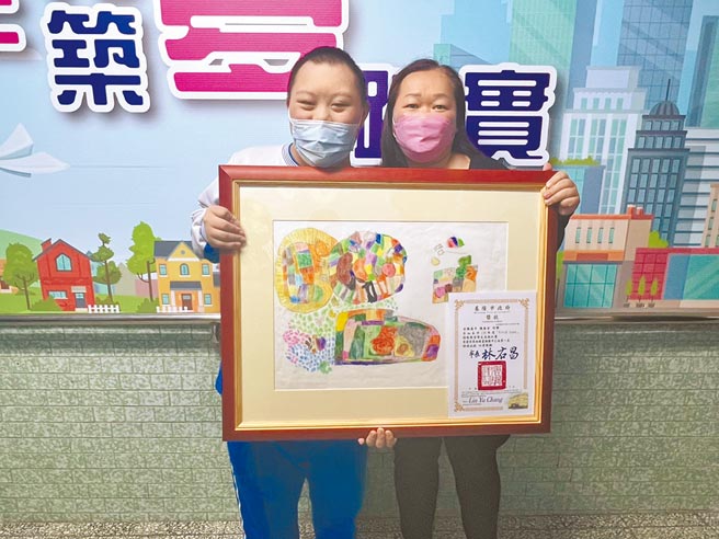 基隆安乐高中国中部特教班学生陈泰安将妈妈烹饪的美食画成作品参赛，获第一名及评审团大奖。（陈彩玲摄）