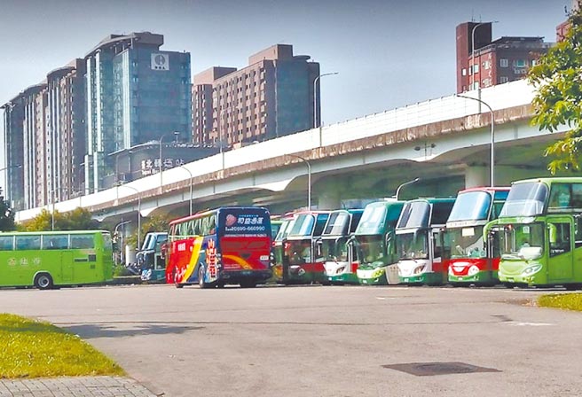 台北转运站周边的「行一大客车停车场」，从今年12月22日起至明年2月25日作为春节防疫专车运转接驳站，有客运驾驶抱怨之后没地方可停车休息。（台北市议员张斯纲研究室提供／张立勋台北传真）
