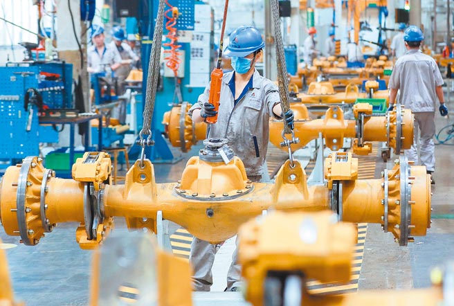 大陆国家信息中心经济预测部首席经济师祝宝良预计2022年大陆经济「前低后平」，预计GDP增速5.5％。图为山东临沂一工厂生产车间内，工人在生产作业。（中新社）