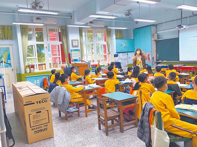 中央推动「班班有冷气」计画，新北市总工程经费达40亿余元，是全国经费最高的县市。（戴上容摄）