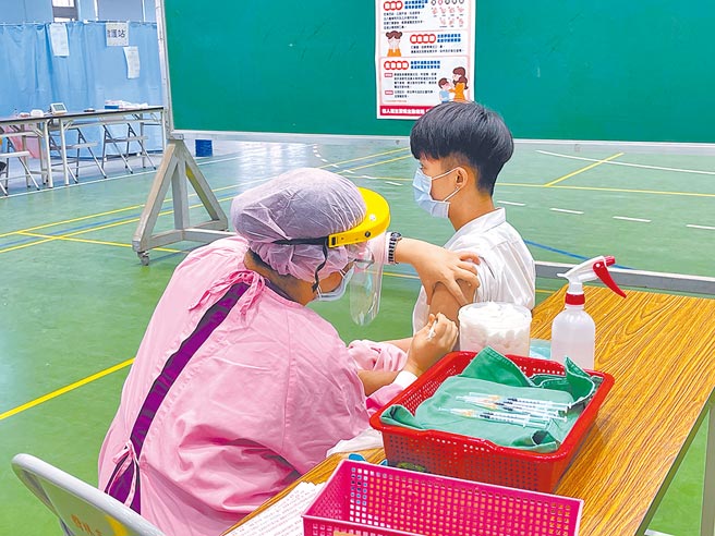 新北市陆续规画14万2000名国高中职生接种第2剂BNT疫苗，预计明年1月5日前全数完成接种。（蔡雯如摄）