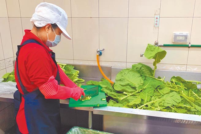 校園內附設中央廚房有家長負擔較輕、熱騰騰新鮮上桌、駐校營養師把關等優點，桃園市教育局向教育部申請到近1.4億經費，為偏鄉5校擴建中央廚房，可分享給鄰近15校，力拚明年新學年度正式上線。（蔡依珍攝）