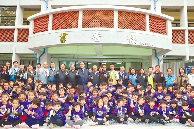苗栗县西湖国小校舍老旧、耐震不足，苗栗县政府争取中央经费6600多万元，拆除老旧校舍重建，20日启用，县长徐耀昌等人到场共襄盛举。（李京升摄）