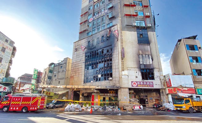 彰化市乔友大楼一场恶火烧出许多问题，彰化县政府委托彰化县建筑师公会办理建筑物耐震能力评估，评估结果判定为危楼，县府将要求限期拆除；预计半年内拆除后，将办理都更并改建商办大楼。（资料照，谢琼云摄）