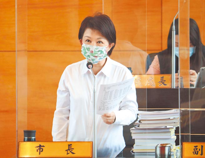 市长卢秀燕呛说，若全台用电需求都由台中境内的电厂负担供应，这对台中民眾很不公平。（陈世宗摄）