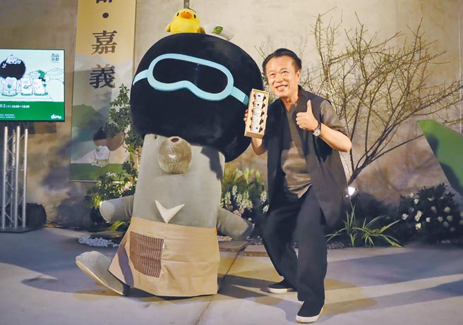 「2021高山茶都．嘉义」嘉义博茶会首次与萌代言人「Duma」合作，透过茶文创设计拉近民眾与茶文化之间的距离，20日嘉义县长翁章梁与Duma一同耍萌代言博茶会。（吕妍庭摄）