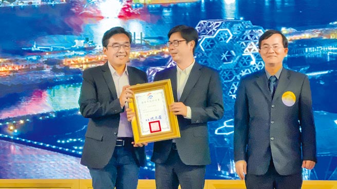 频被地方劝进选高雄市长的国民党高市党部副主委的曹桓荣（左）续任110学年冈山国小家长会长，从高雄市长陈其迈（中）手中接获当选证书，两人难得同框，也让外界嗅出淡淡的选战硝烟味。（柯宗纬摄）