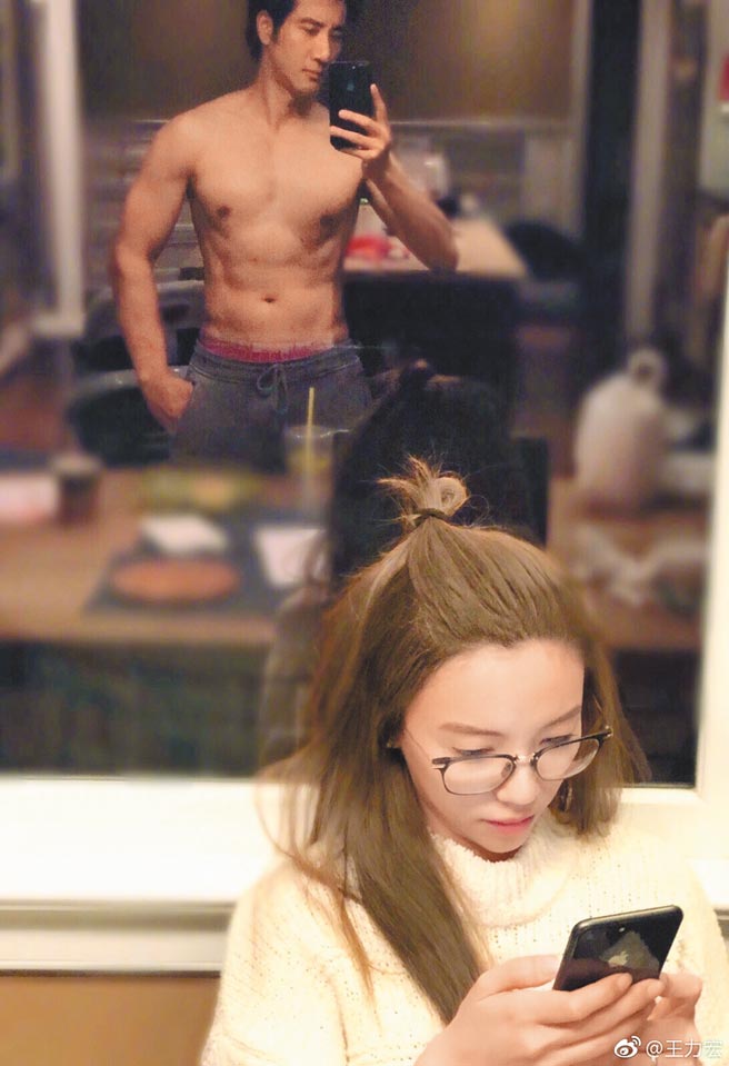 王力宏（左）曾为了想吸引李靓蕾目光而练壮身材。（摘自微博）