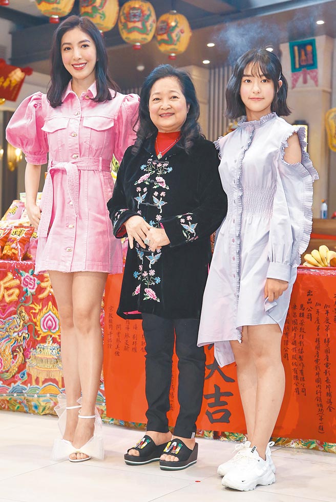 杨谨华（左起）、沛小岚、彤彤在《民雄鬼屋》演出一家人。（陈俊吉摄）