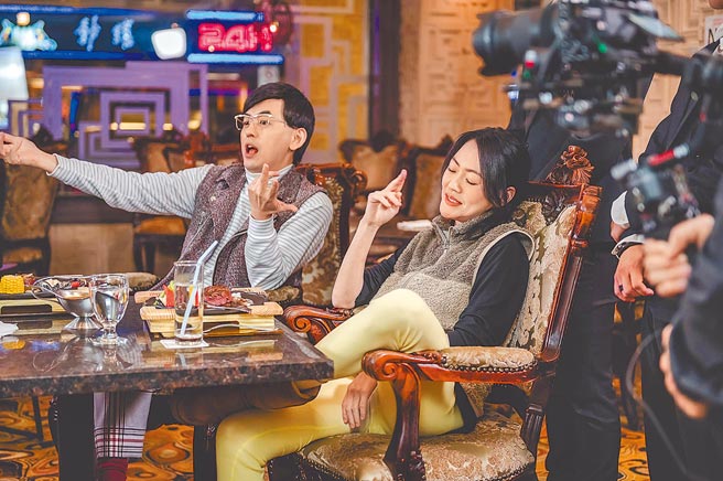 小S的新節目《熙娣想聊》23日首播嘉賓竟是舊愛黃子佼（左）。（CATCHPLAY +提供）