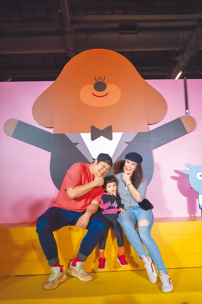 哈孝远夫妇昨带儿子小哈宝一同去看《阿奇幼幼园特展》。（宽宏艺术提供）