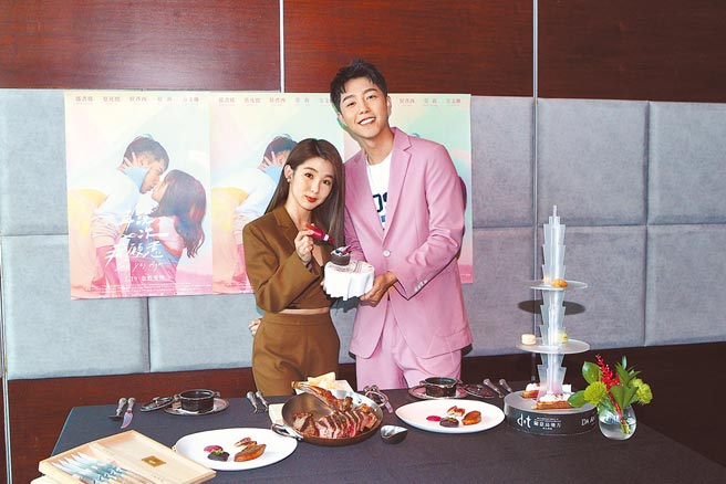 郭书瑶（左）、蔡凡熙昨出席电影《再说一次我愿意》耶诞茶叙。（皮诺丘电影提供）