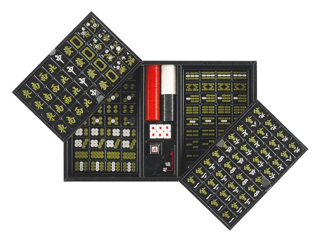 Prada皮革麻将组18万元。（Prada提供）