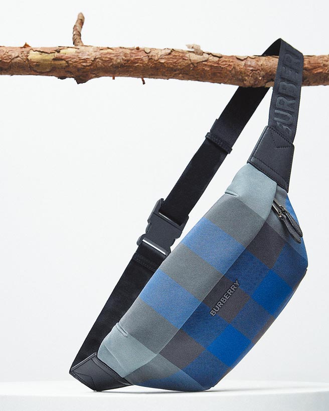 Burberry London格纹拼皮革中型腰包3万3500元。（Burberry提供）