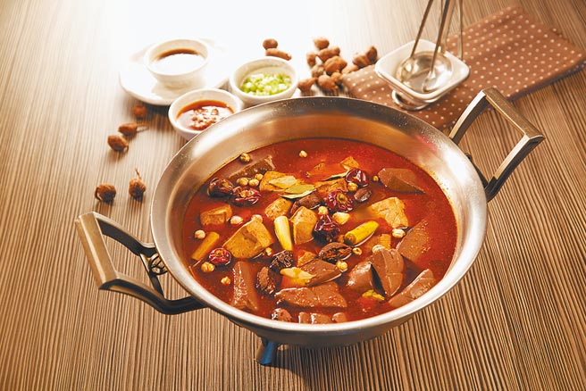 7-11这一锅御膳麻辣锅底，458元。（7-11提供）