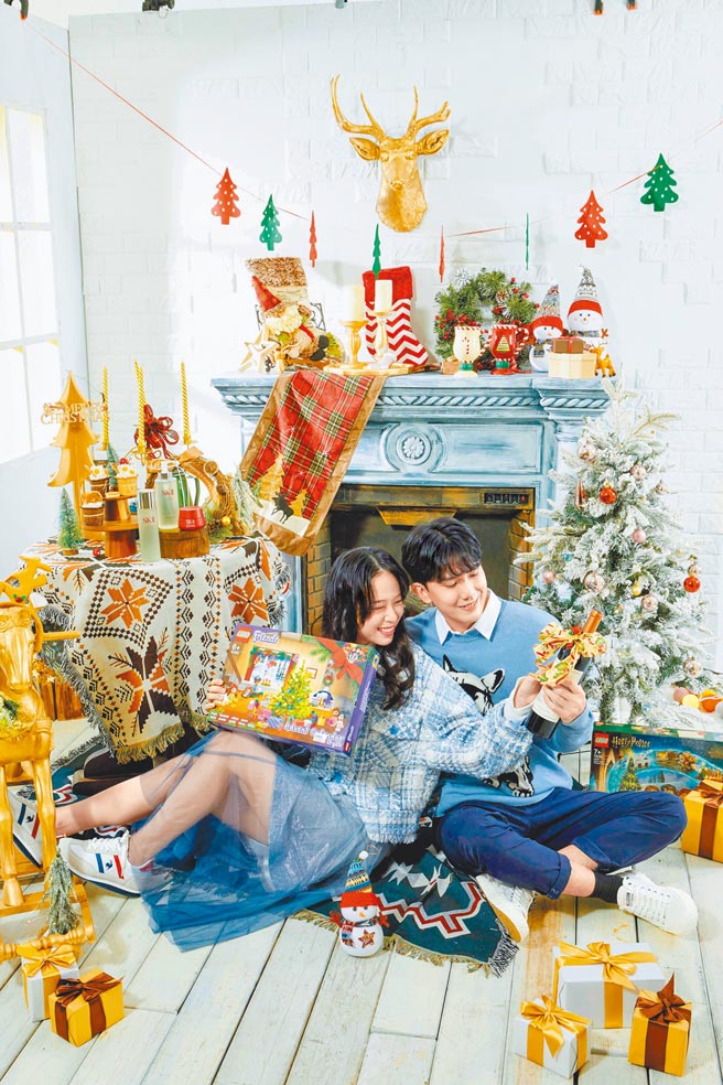 大叶高岛屋在26日前推出消费满千元且集点，即抽大地酒店独立汤屋及午茶组，25日当天还有「百人圣诞礼物交换派对」活动。（大叶高岛屋提供）