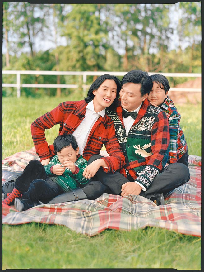 大陆超模张丽娜阖家演绎Ralph Lauren Holiday形象广告。（Ralph Lauren提供）