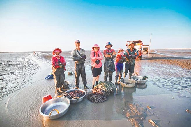 收穫满满，与挖赤嘴乡民开心合影。（张荟茗提供）