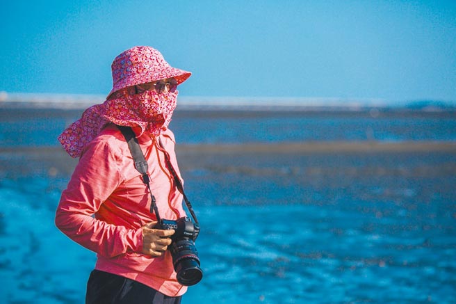 作者浅滩涉险就近体会，泥淖举步惊心。（张荟茗提供）