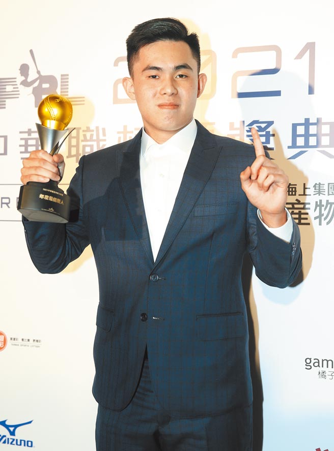 富邦悍将曾峻岳拿下新人王。（陈怡诚摄）