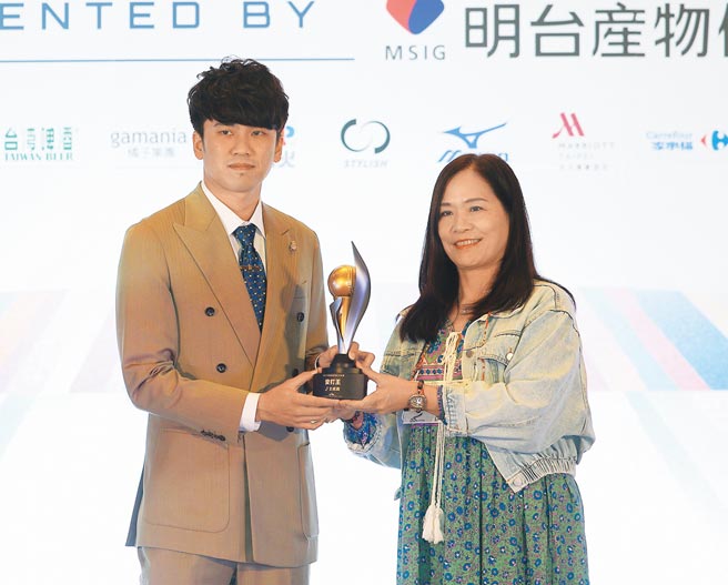 中信兄弟王威晨（左）自母亲吴美玉手中接下安打王奖座。（陈怡诚摄）