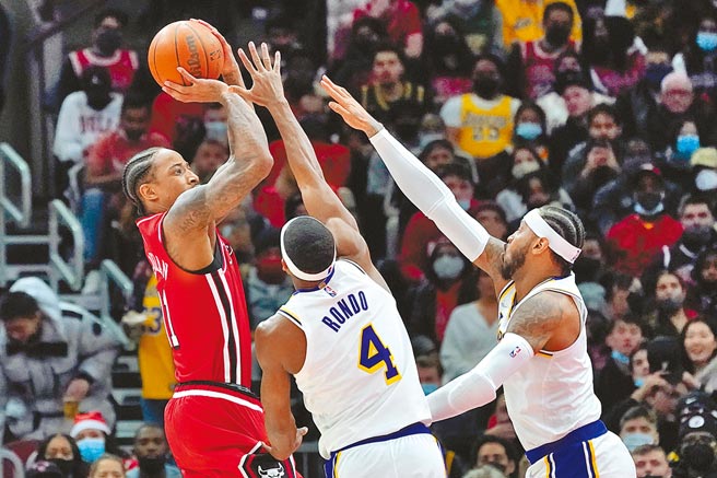 就算兩名湖人球員撲了上來，迪羅薩（左）照樣穩定出手。（美聯社）