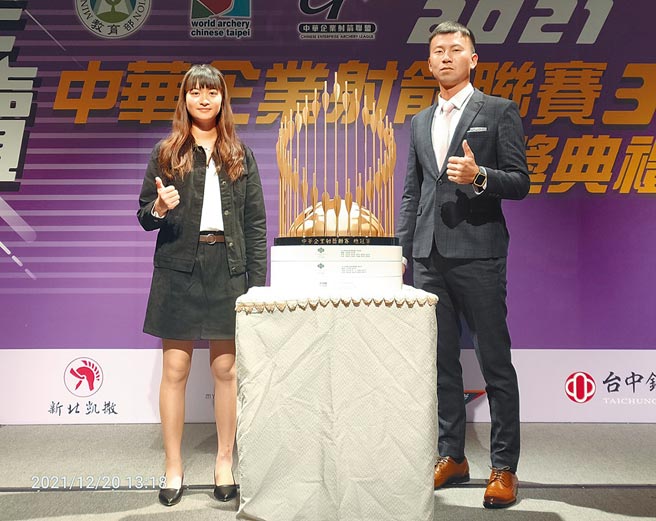 企业射箭联赛颁奖，效力于寒舍集团的东奥男团银牌得主魏均珩（右）夺下箭王头衔，协会青年队苏思敏（左）逆转击败东奥国手林佳恩登上箭后宝座。（黄邱伦摄）