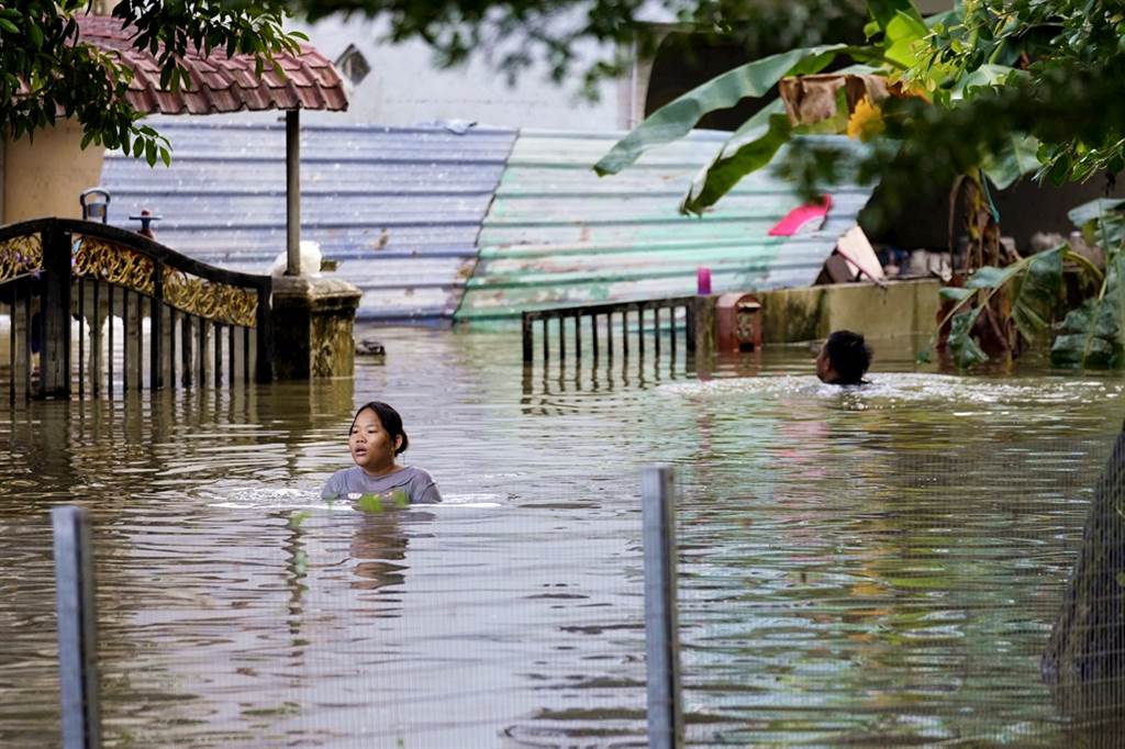 马来西亚面临「百年来」最严重洪灾，多城镇浸泡在水里。图为吉隆坡近郊泡水画面。（图／美联社）(photo:ChinaTimes)