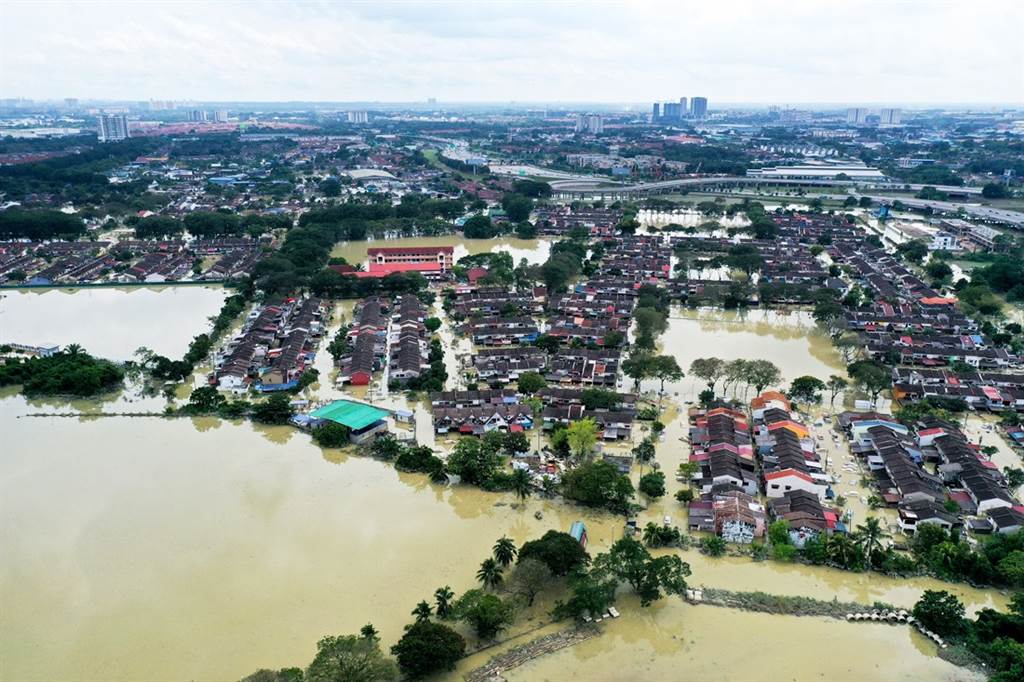 马来西亚面临「百年来」最严重洪灾，多城镇浸泡在水里。图为雪兰莪州城镇泡水画面。（图／路透社）(photo:ChinaTimes)
