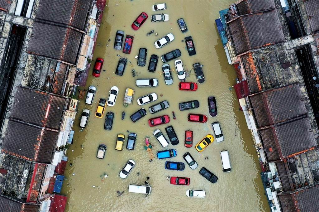 马来西亚面临「百年来」最严重洪灾，多城镇浸泡在水里。图为雪兰莪州城镇泡水画面。（图／路透社）(photo:ChinaTimes)