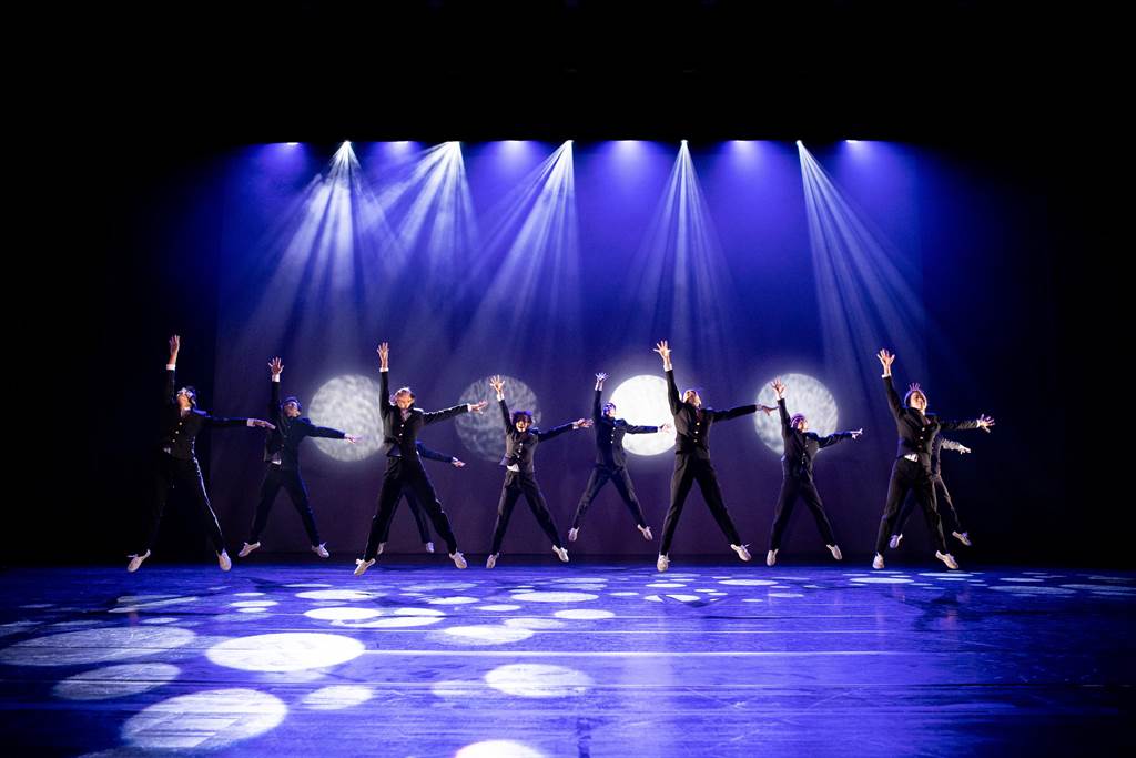 台灣舞蹈空間舞團與日本全男子舞團東京鷹，原本要同台演出作品《月球水2.0》，因疫情下外國人來台不易，團隊決定全面改變呈現方式，兩地分別拍攝影片再透過剪接「合體」，以創意肢體展現對「月」、「球」及「水」這三個字的想像力。（國家兩廳院提供）