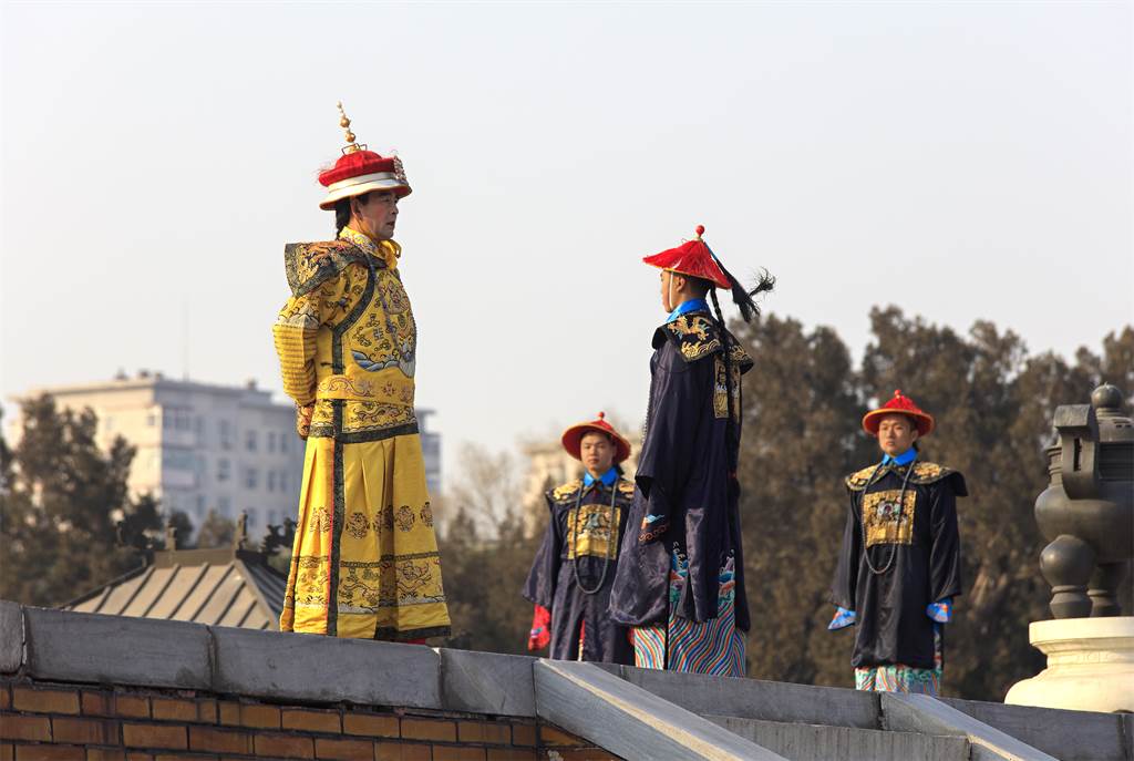 清朝官員拜見皇帝時，拍袖子的行為其實是一種禮儀，象徵對皇帝的敬重。(示意圖/達志影像)