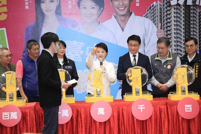 从屏东来台中市访友的陈小姐抽中千万好宅，台中市长卢秀燕21日表示，台中购物节行销全国最好见证人。（卢金足摄）