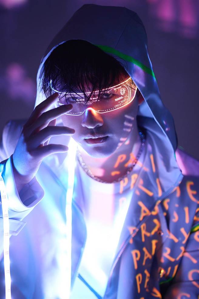 鹿希派近來推出新專輯，期待分享新創作歌曲，打造科技感造型。（容易文創提供）