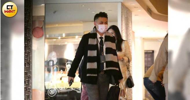 蕭淑慎的老公梁軒安帶著蕭淑慎一同進餐廳。（圖／本刊攝影組）