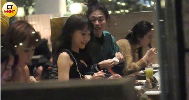 在這場慶祝兩人結婚周年及公司小尾牙活動中，旗下藝人網紅瑋哥、余曼曼、雀兒喜等等皆出席。（圖／本刊攝影組）