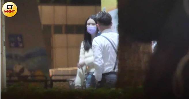 蕭淑慎和老公梁軒安一起走出KTV在門口講話，蕭淑慎眼神十分不悅。（圖／本刊攝影組）